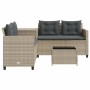 Hellgraues vidaXL Gartensofa in L-Form mit Tisch und grauen Kissen aus Polyrattan.