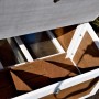 Detailansicht der Nestbox des Hühnerstalls XL aus Holz mit geöffnetem Dach.