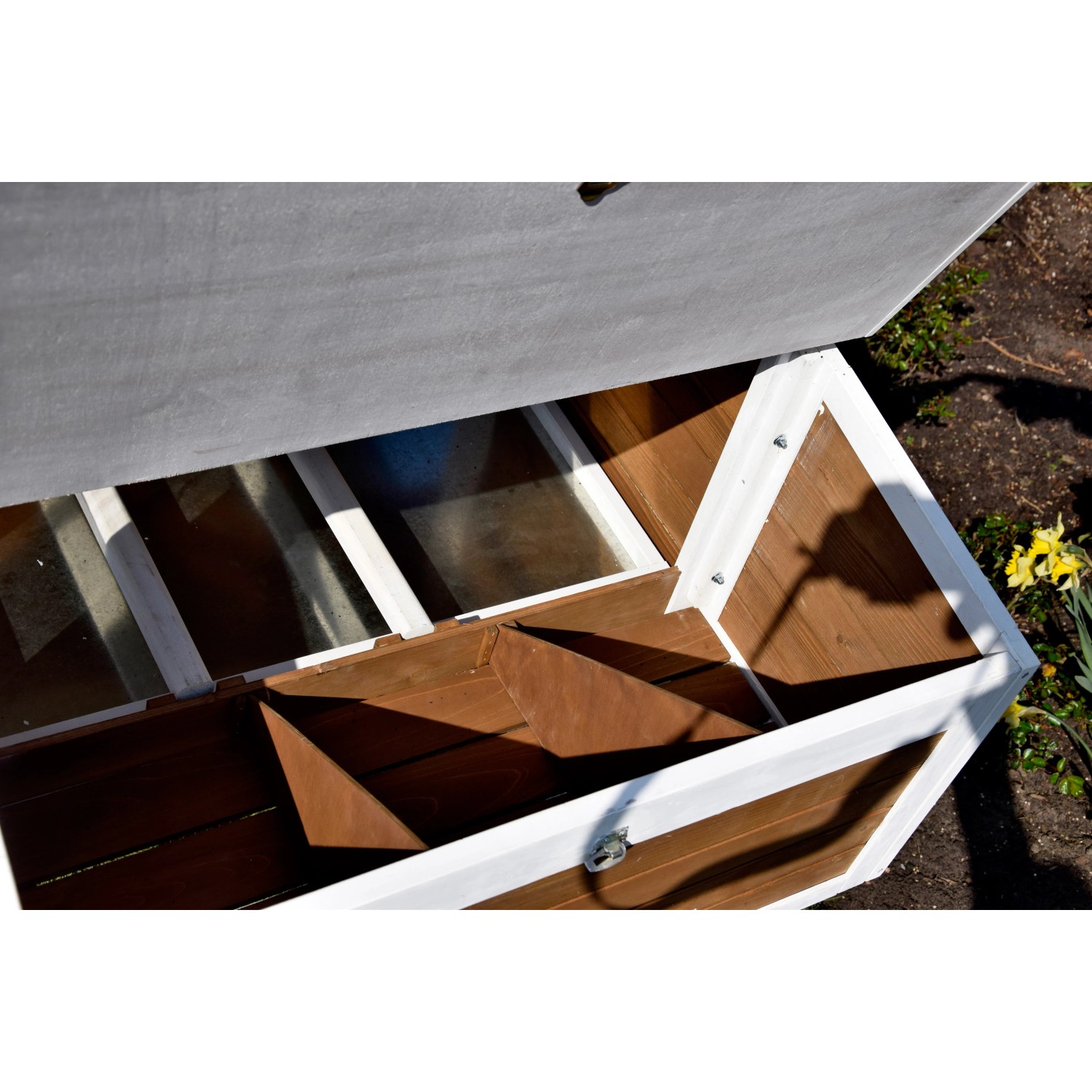 Detailansicht der Nestbox des Hühnerstalls XL aus Holz mit geöffnetem Dach.