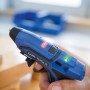Blaue LUX Akku-Heißklebepistole AHKP-3,6/1,7 in der Hand, mit LED-Anzeige. Ideal zum Basteln und Heimwerken.