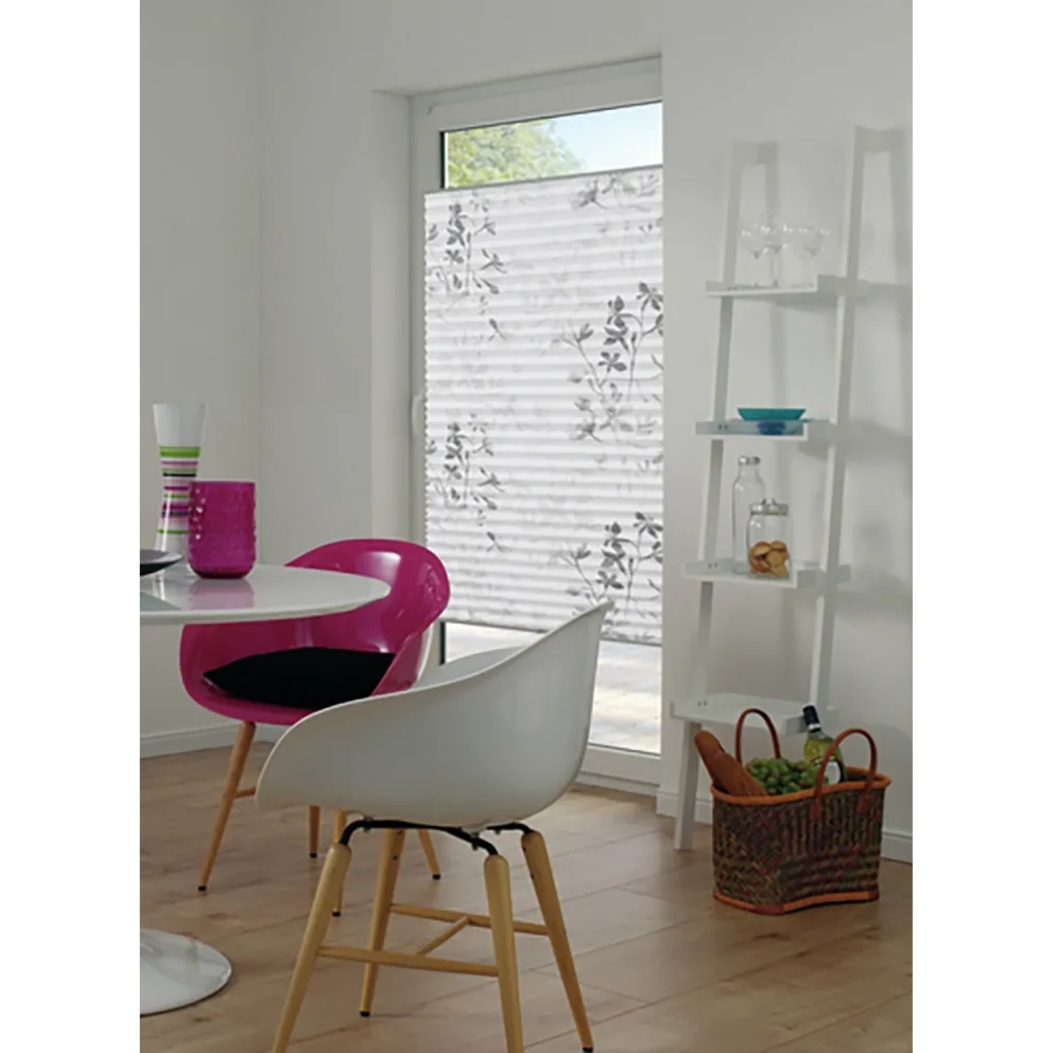 Gardinia Plissee Bella Blätter, 90x130 cm, Weiß, im Wohnraum mit Esstisch und Leiterregal.