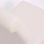 Cremefarbener Kunstleder-Polsterstuhl, Detail der weichen Sitzpolsterung mit Nähten. Esszimmerstuhl.