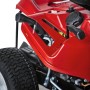 Detailaufnahme: Roter Troy-Bilt Aufsitzmäher Mini-Rider 76T-S, Bedienelemente und Reifen im Fokus.
