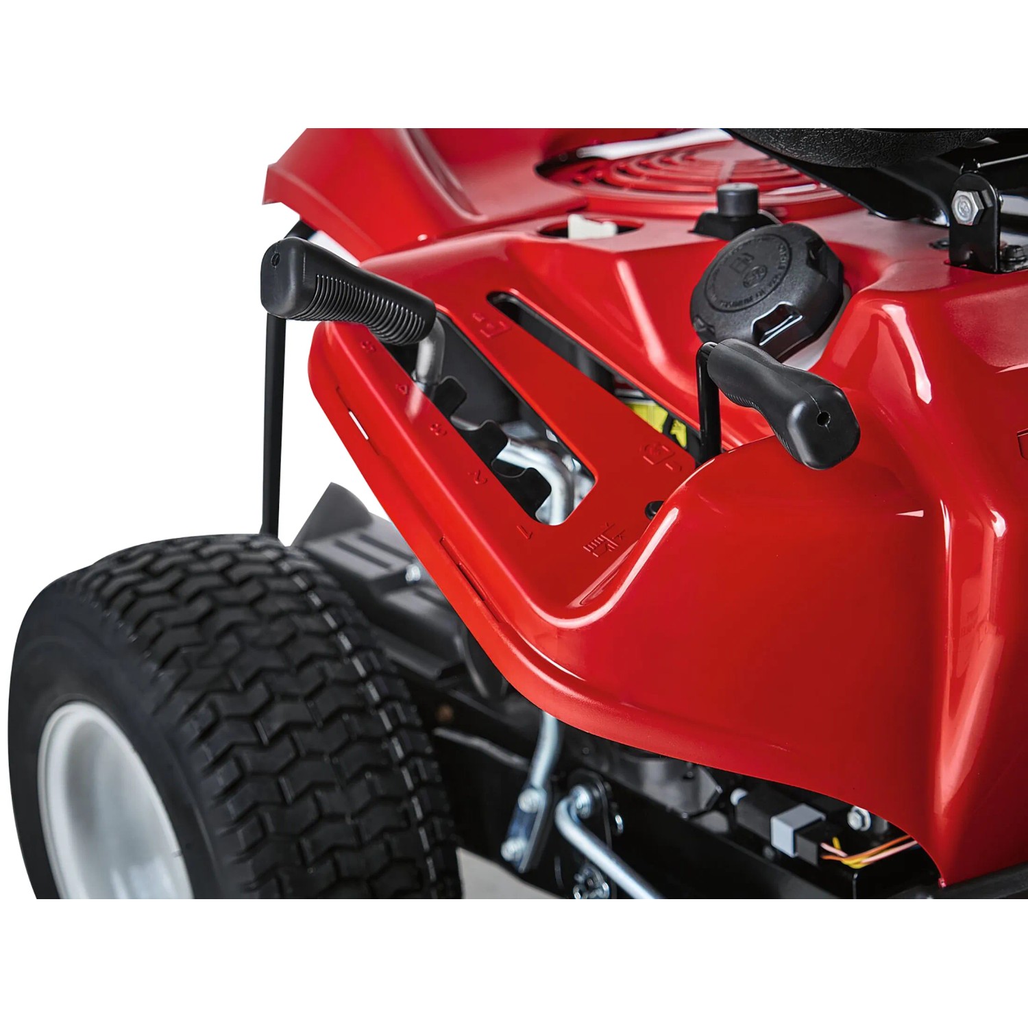 Detailaufnahme: Roter Troy-Bilt Aufsitzmäher Mini-Rider 76T-S, Bedienelemente und Reifen im Fokus.