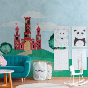 Fototapete mit roter Burg, Bäumen und Wolken im Kinderzimmer. PROFHOME Kindertapete in Blau, Rot, Grün und Weiß.