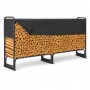 Schwarzes Metall Kaminholzregal, gefüllt mit Holz, teilweise von schwarzer Abdeckung bedeckt. Robust, für 400 kg Brennholz.