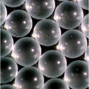 Nahaufnahme: Evolution FilterBeads Glasperlen (1,0-2,0 mm) als Filtersand für Pools.
