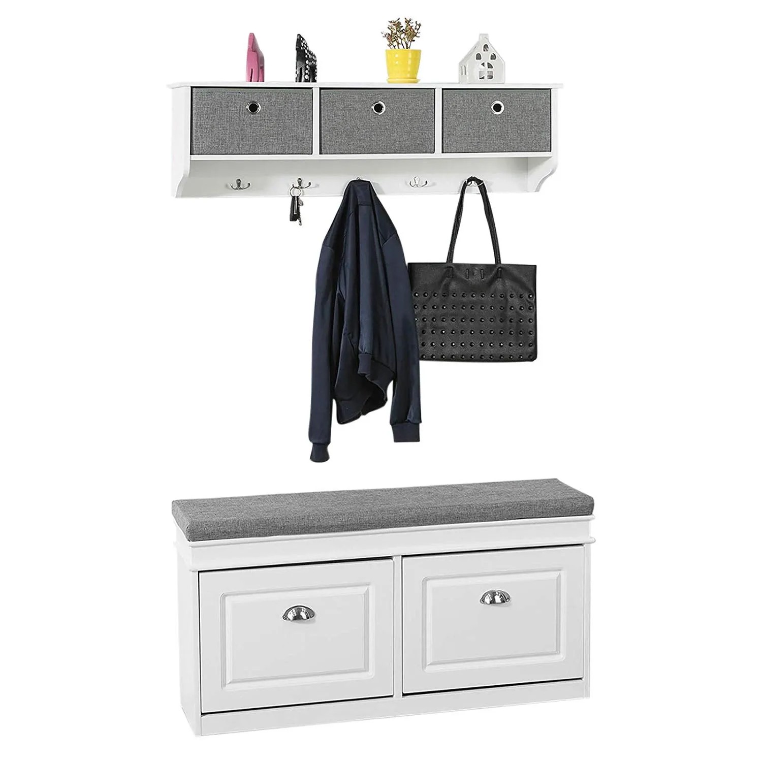 Weiße Schuhbank mit zwei Klappen und Wandgarderobe mit Ablagefächern.