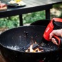 Rote Weller Heißluftpistole WLHG1623C beim Anzünden von Grillkohle.