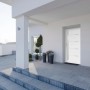 Weiße Sicherheits-Haustür ThermoSpace Oslo Prime RC2, 110x210 cm, mit seitlichem Stoßgriff vor Hauseingang.
