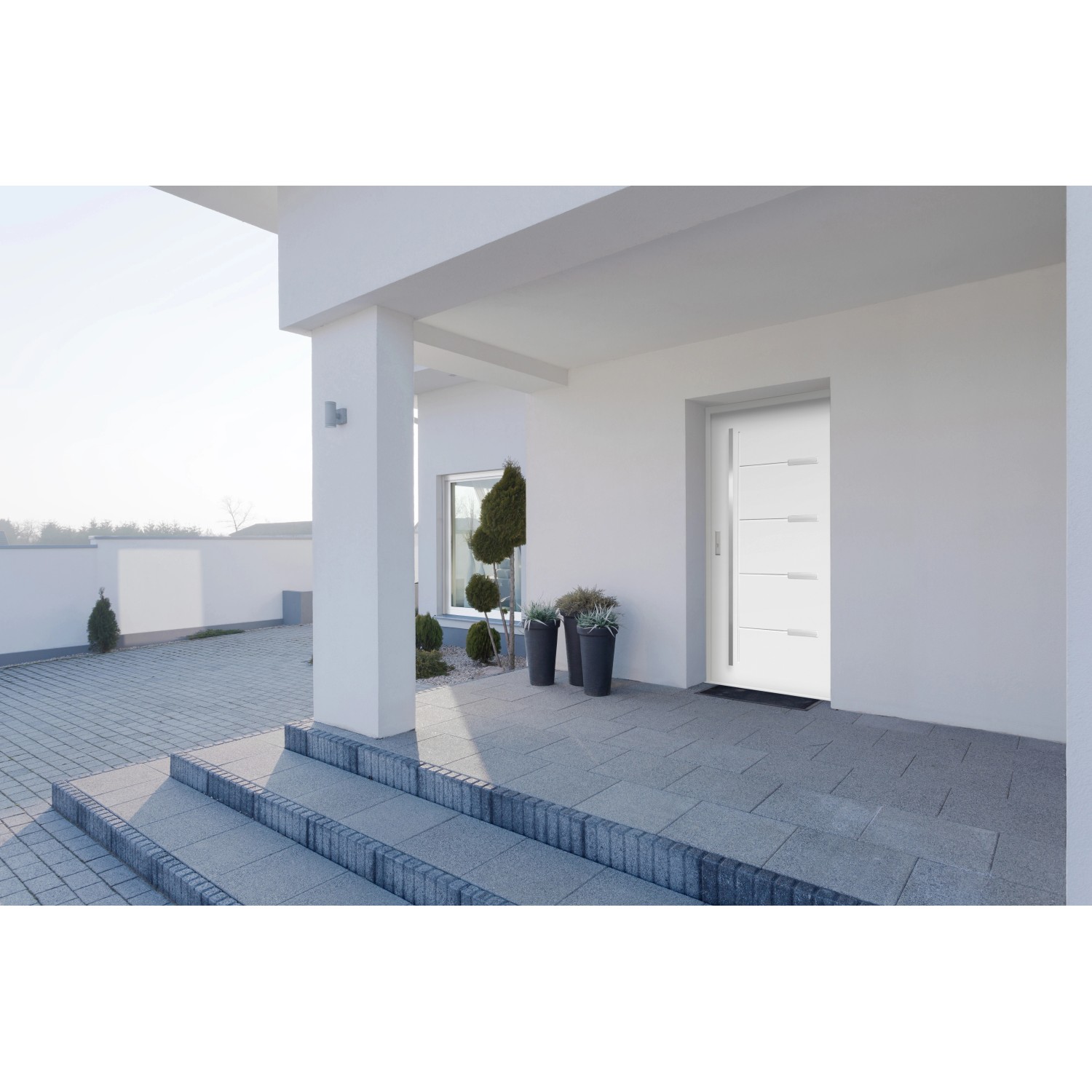 Weiße Sicherheits-Haustür ThermoSpace Oslo Prime RC2, 110x210 cm, mit seitlichem Stoßgriff vor Hauseingang.