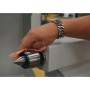 Reinigung mit STALOC Turbo Wipes Feuchttuch auf einer Werkbank.