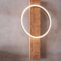 Eglo LED-Wandleuchte Boyal, schwarz-natur, mit Holz und rundem LED-Licht.