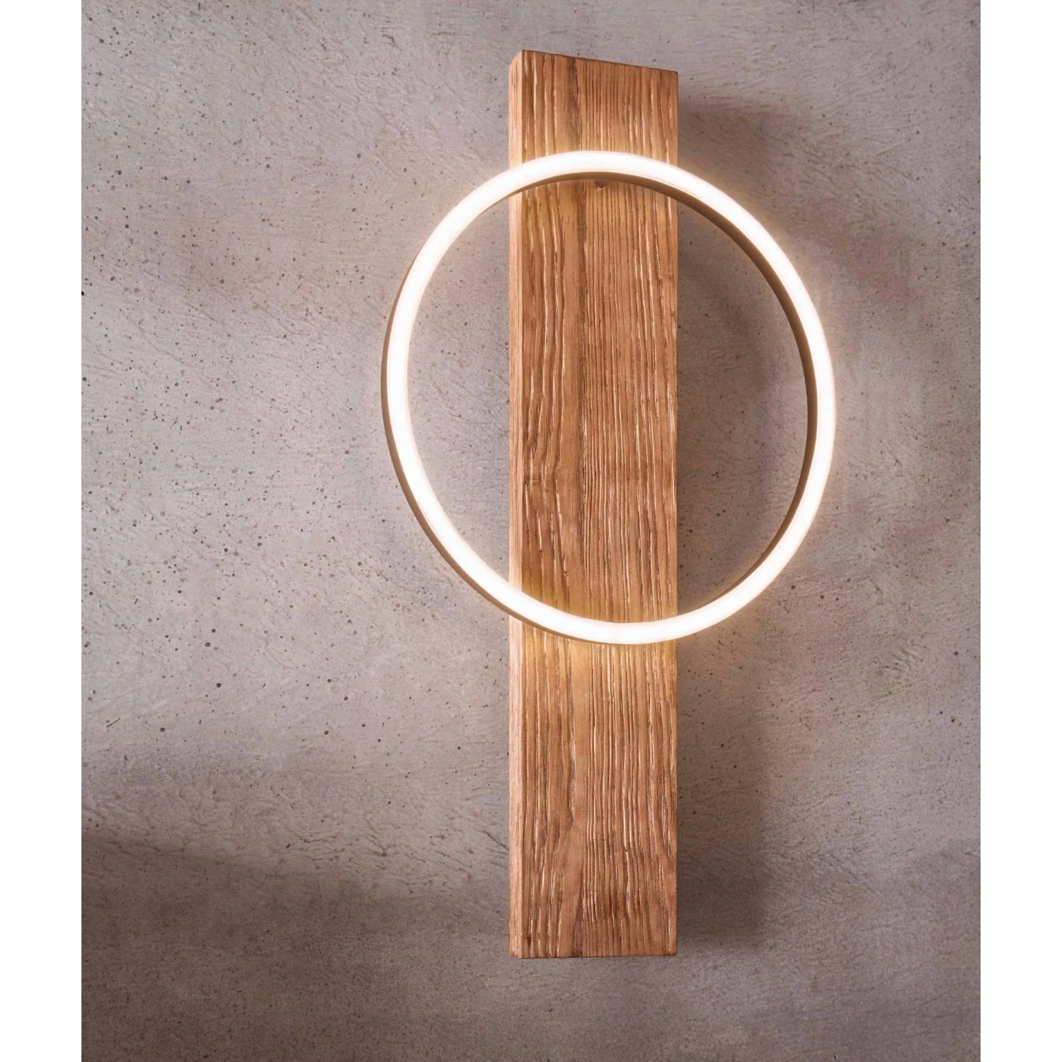 Eglo LED-Wandleuchte Boyal, schwarz-natur, mit Holz und rundem LED-Licht.