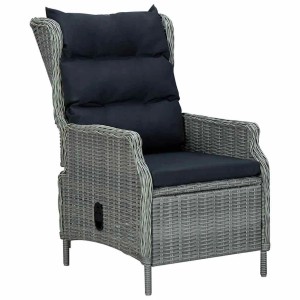 Verstellbarer Gartensessel aus hellgrauem Poly Rattan mit schwarzen Polstern. Ideal für Garten & Terrasse.
