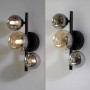 Schwarze Paul Neuhaus Wandlampe Popsicle mit drei verschiedenfarbigen Glaskugeln.