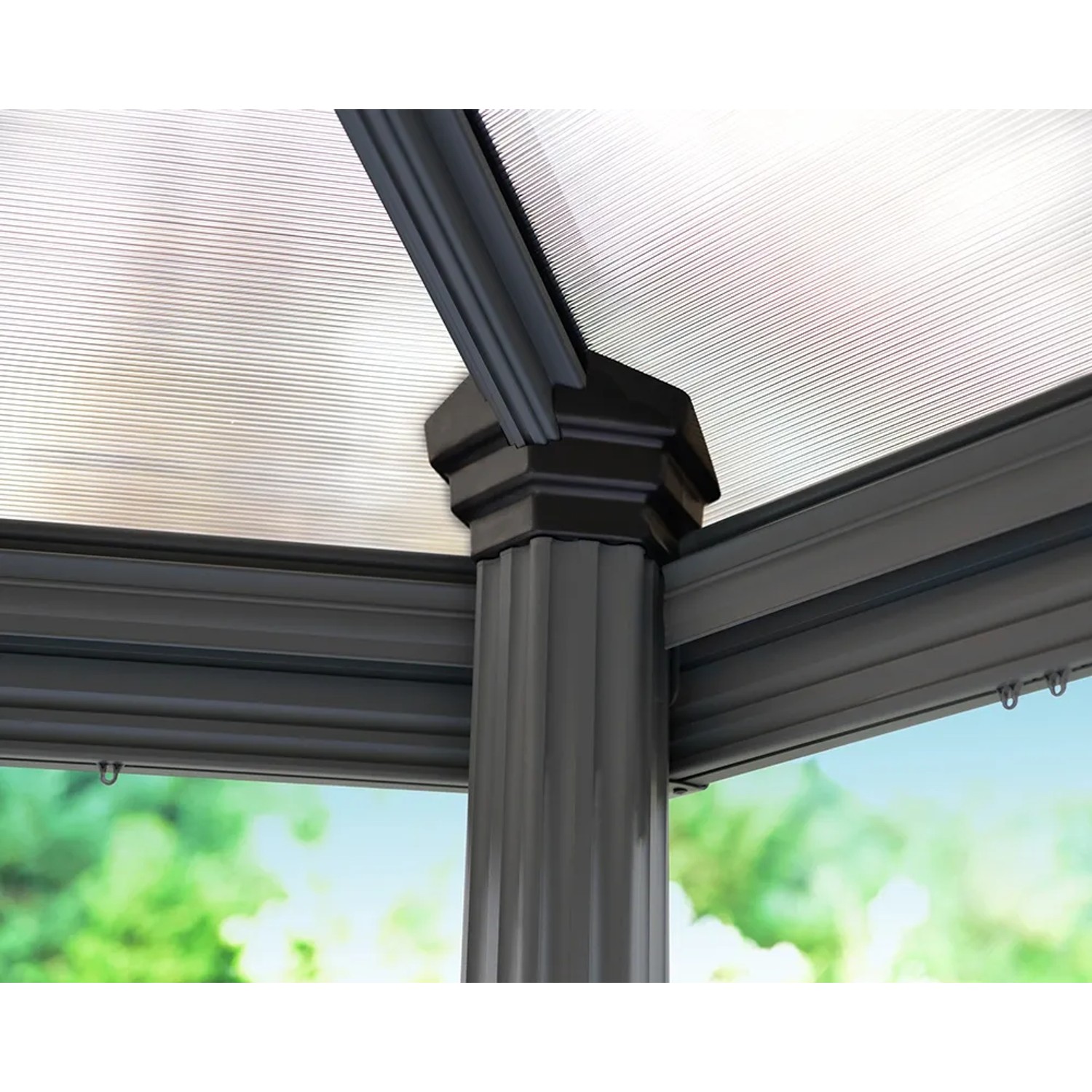 Detailansicht: Anthrazitfarbener Palram Roma Pavillon mit Doppelstegplatten-Dach und LED-Set.
