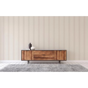 Beige Streifentapete "Nino" von Tadessi an der Wand hinter einem Sideboard.