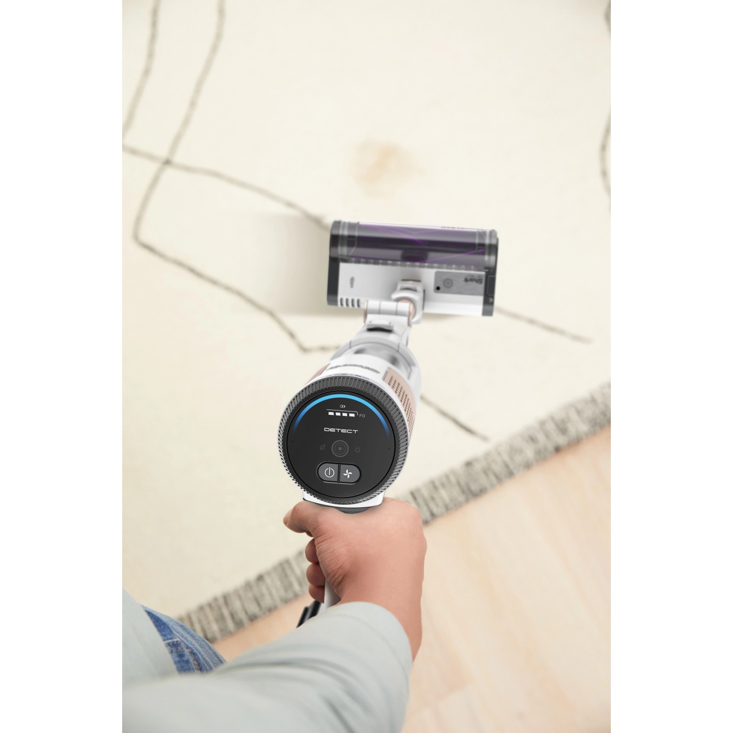 Shark Akku-Staubsauger Detect Clean & Empty in Nutzung auf Teppich, kabellos.