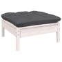 Weißer Gartenhocker aus Kiefernholz mit anthrazitfarbenem Kissen, Teil eines Lounge-Sets.