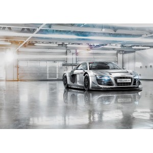Komar Fototapete: Silberner Audi R8 Le Mans in einer Garage. Motorsport-Feeling für Ihre Wand.
