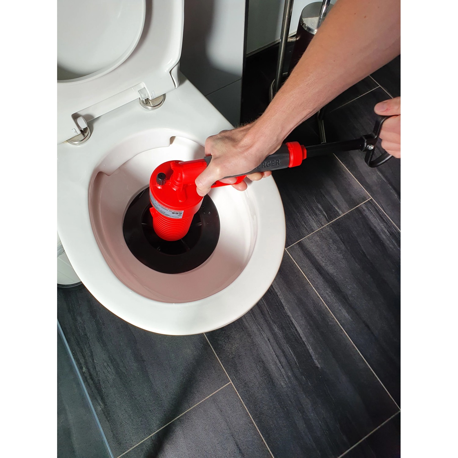 Rothenberger Industrial Pressluft-Rohrreiniger im Einsatz in einer Toilette.