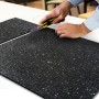 Karat Antivibrationsmatte wird mit Cutter zugeschnitten. Schallschutzmatte für Waschmaschine, Küchengeräte.