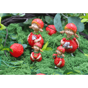 4er Set Dekohelden24 Erdbeerfiguren, Keramik, rot. Gartenfiguren für sommerliche Deko.