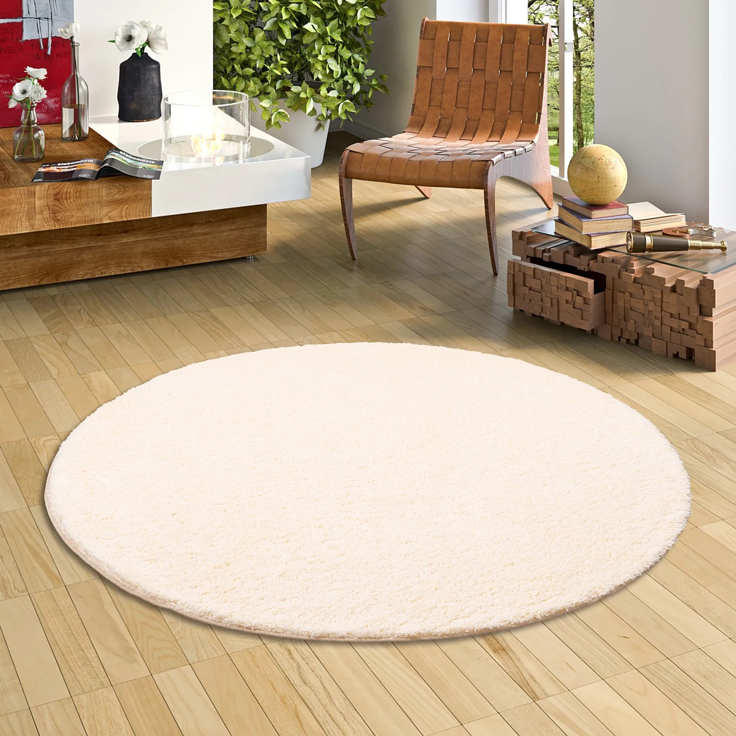 Runder, creme-farbener Snapstyle Hochflor Shaggy Teppich Palace (160x160cm) im Wohnzimmer.