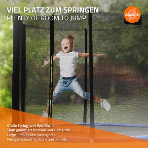 Blaues Hauki Gartentrampolin 244cm mit Sicherheitsnetz und springendem Kind.