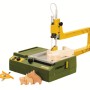 Proxxon Dekupiersäge DS 230/E für Modellbau mit Werkstück und Zubehör.