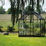 Schwarzes Halls Gewächshaus Icon 6 mit Glas, 2,5 m² im Garten.