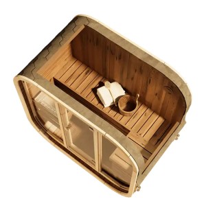 FinnTherm Fasssauna Ellipso M aus Thermoholz, Innenansicht mit Liege, Kübel und Handtüchern.