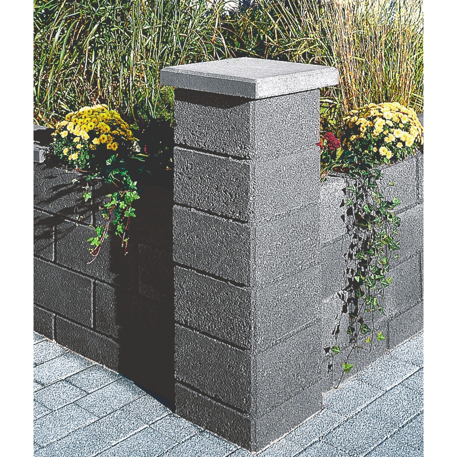 Graues Gartenmauer Pfeilerelement 37x37x20 cm als Teil eines Mauersystems.