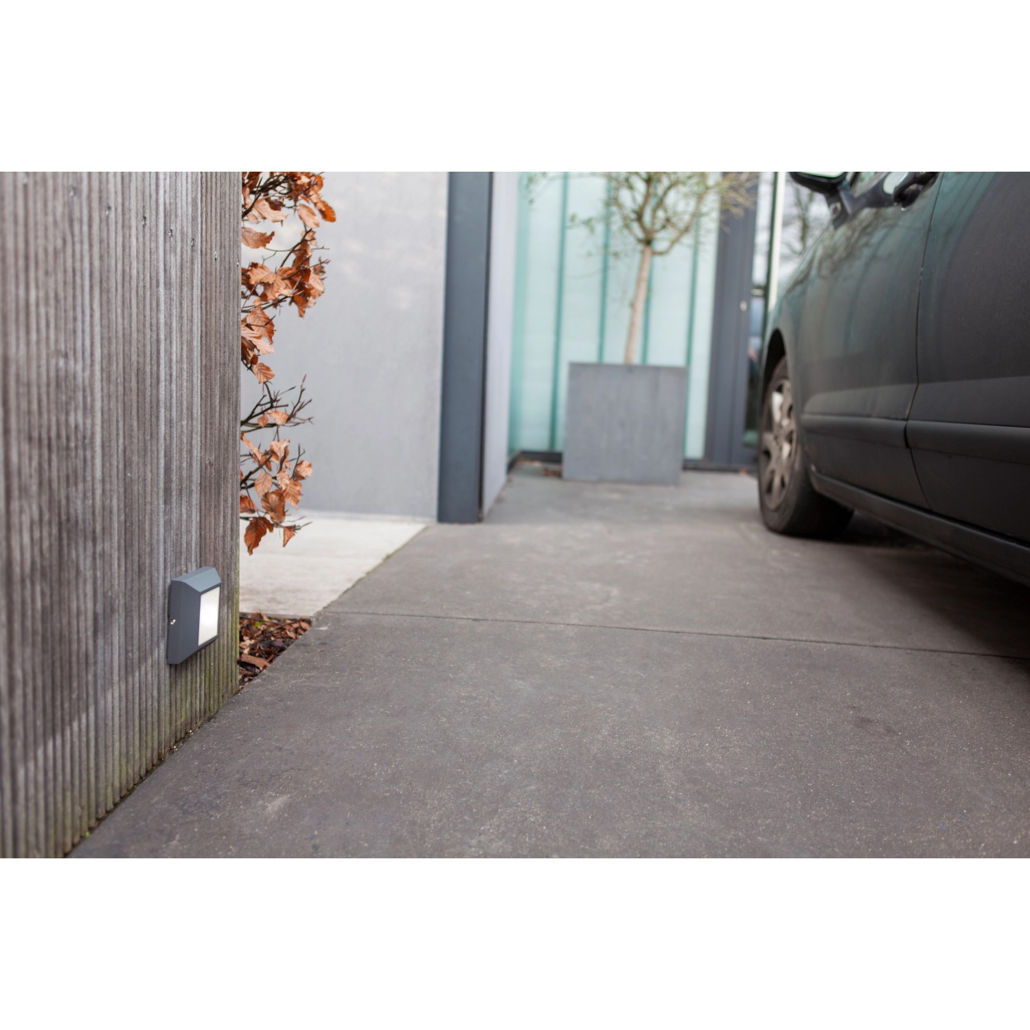 Lutec LED-Orientierungslicht Helena klein, graue Außenwandleuchte am Hausweg.