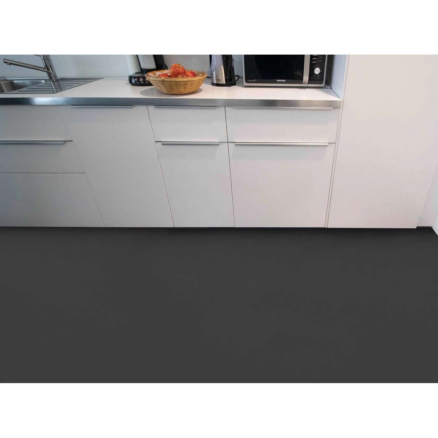 Anthrazitfarbener PVC-Bodenbelag Primaflor Expotop im Küchenbereich.
