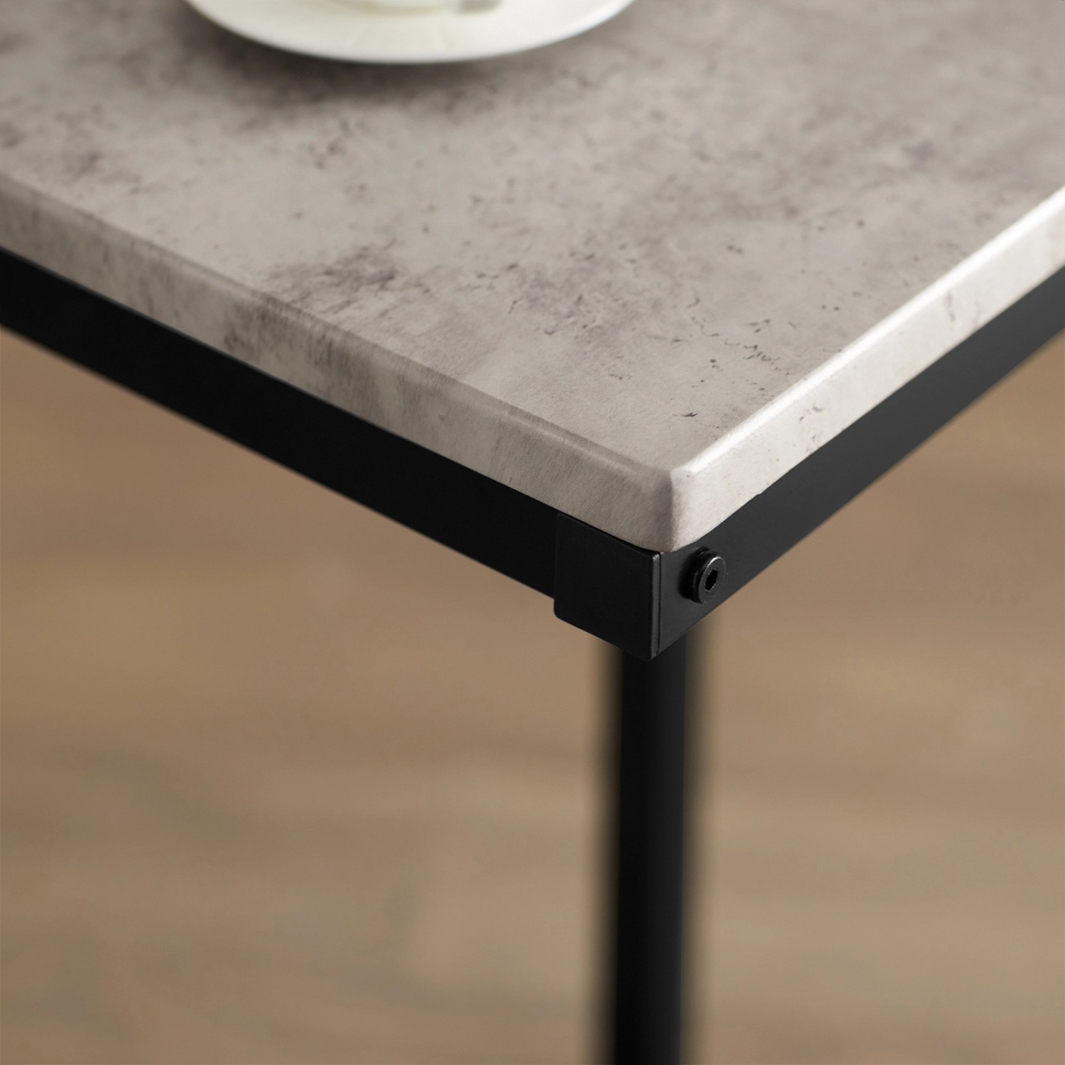 Detailaufnahme: Grauer SoBuy Betttisch/Nachttisch FBT44-HG mit schwarzem Metallgestell.