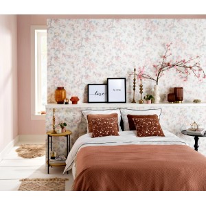 Zartrosa Schlafzimmer mit Erismann Vliestapete Charisma Blumen. Dekorative Blumentapete für ein gemütliches Ambiente.