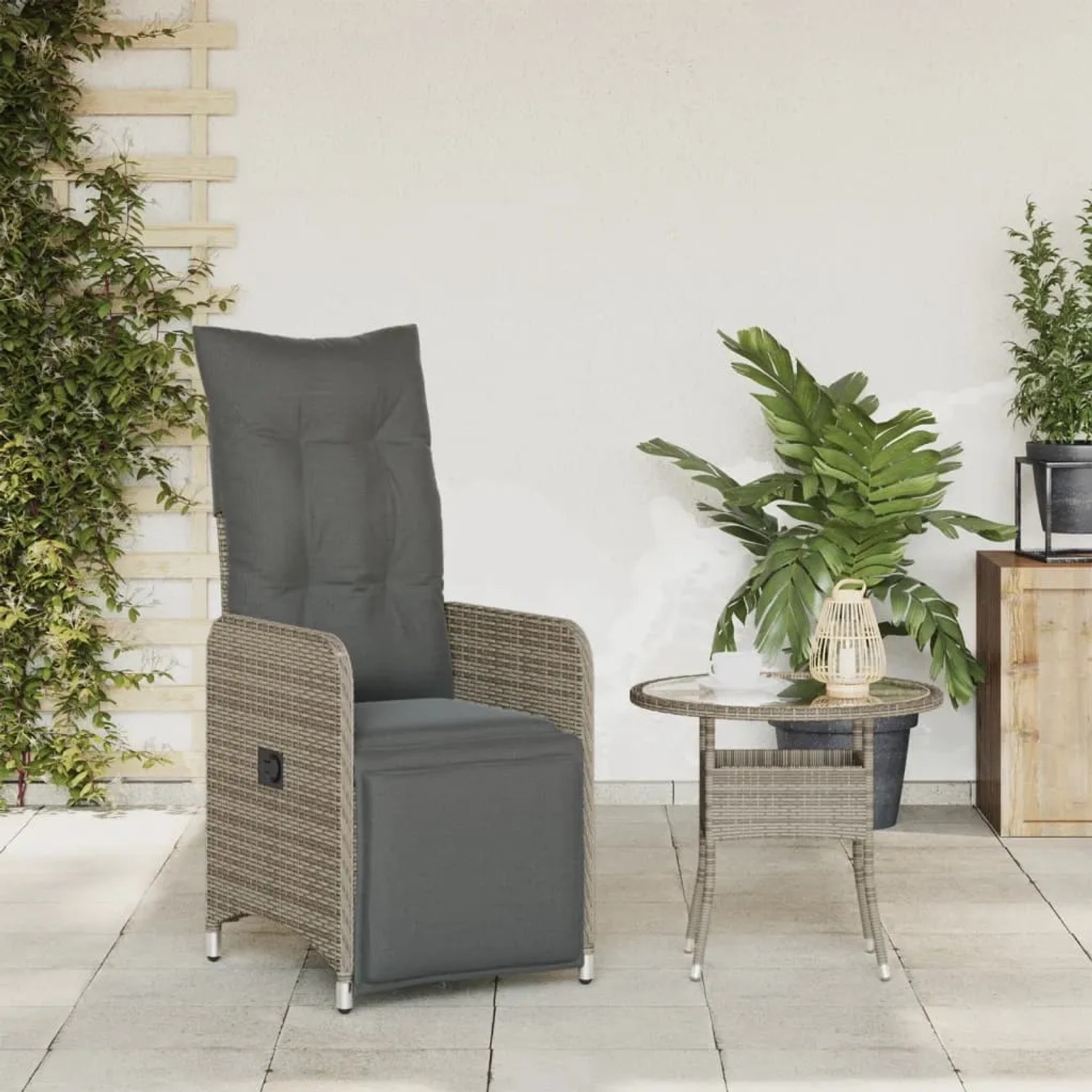 Verstellbarer Gartensessel aus grauem Poly Rattan mit Kissen für entspannte Stunden im Freien.