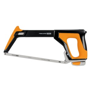 Fiskars Bügelsäge Pro TrueTension mit orange-schwarzem Griff und Metallsägeblatt.