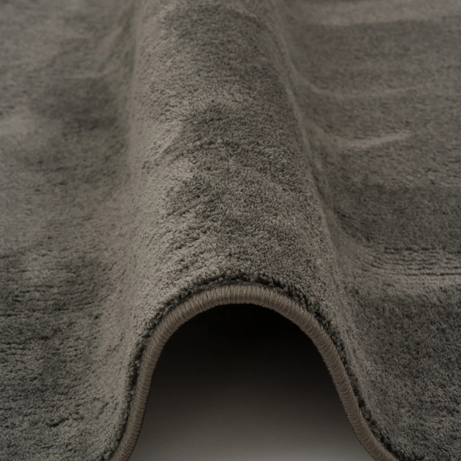 Detailansicht: Pergamon Luxus Hochflor Teppich Melia, rund, anthrazit. Weicher Kurzflorteppich.