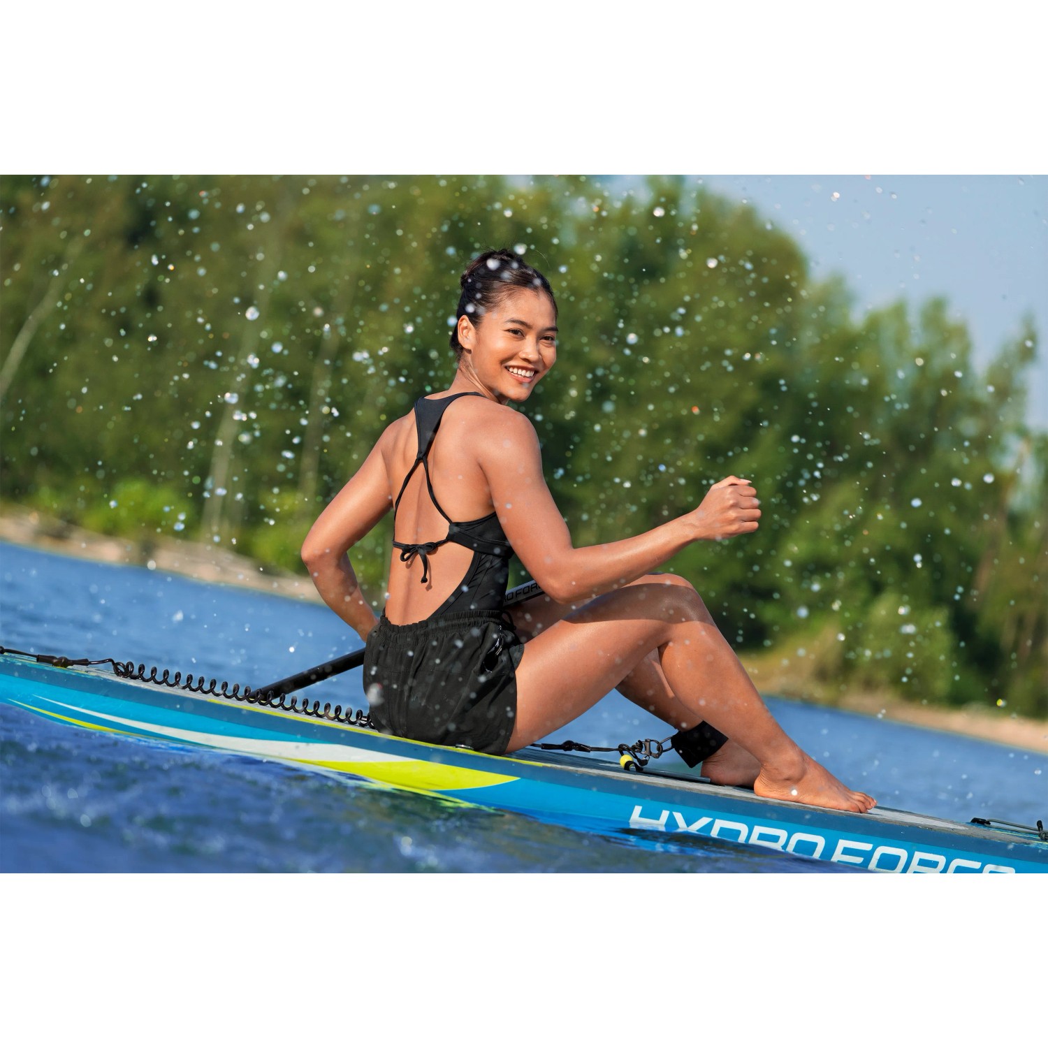 Frau auf blauem Bestway SUP Board Aqua Glider. Touring Board Set mit Paddel und Zubehör.