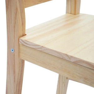 Detailansicht eines Esszimmerstuhls aus lasiertem Kiefernholz im Landhausstil. Sichtbare Holzmaserung und stabile Konstruktion.