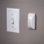 Mr.Beams Batterieleuchte mit Sensor (2er-Pack) neben Lichtschalter an Wand.