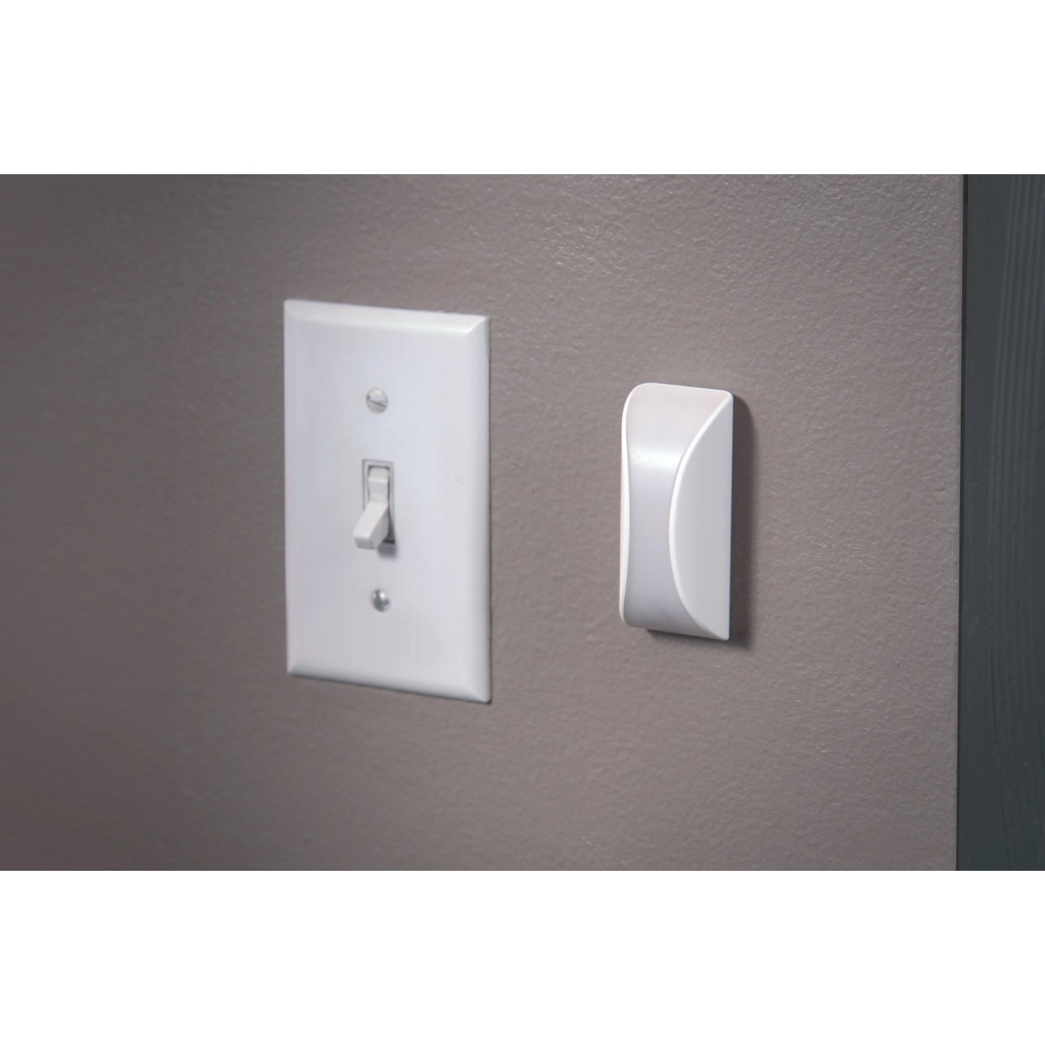 Mr.Beams Batterieleuchte mit Sensor (2er-Pack) neben Lichtschalter an Wand.