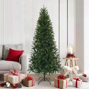 Grüner, voller künstlicher Weihnachtsbaum, 180 cm hoch, aus PVC/PE/Stahl, auf schwarzem Stand, umgeben von Geschenken im Wohnzimmer.