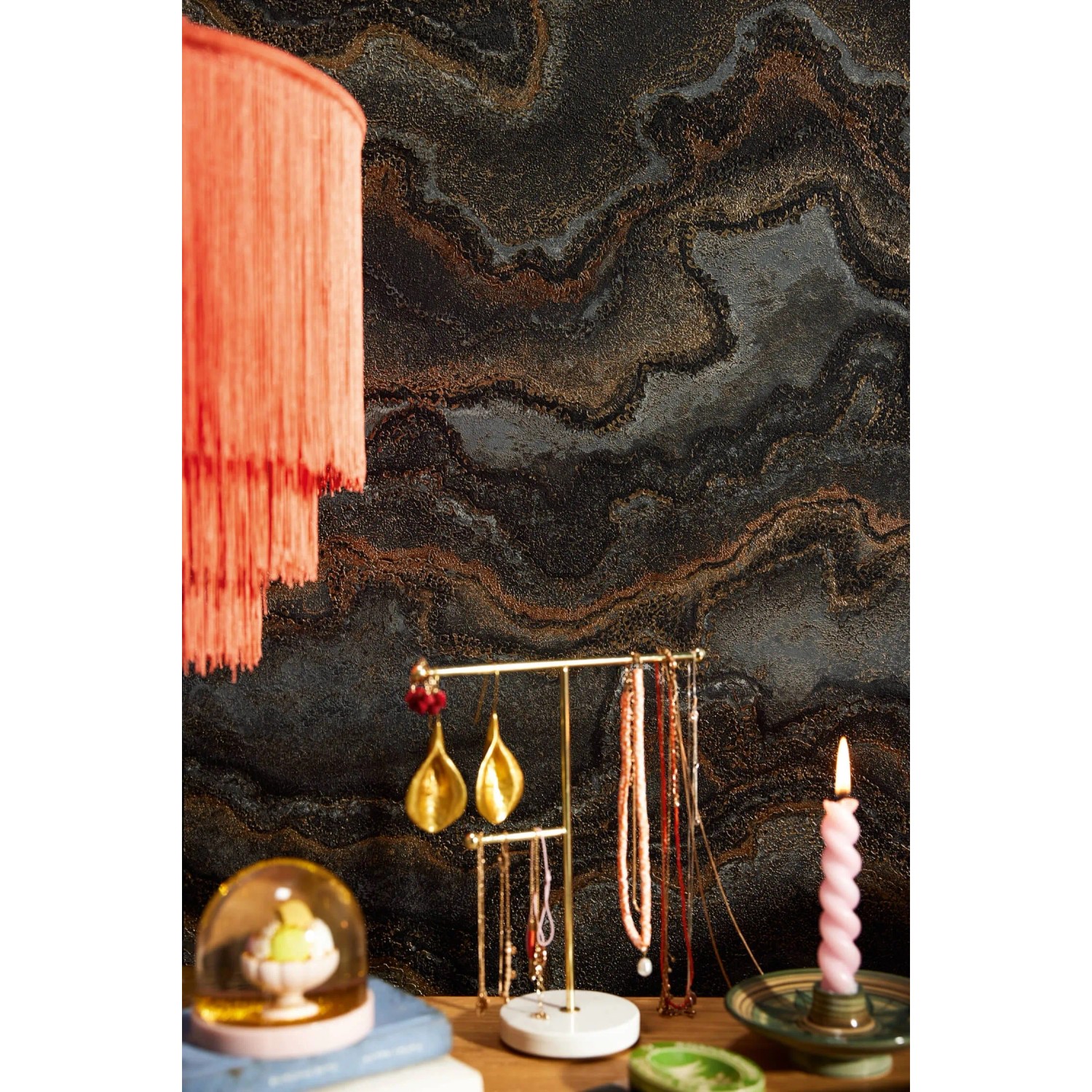 PROFHOME Vliestapete in Marmoroptik, schwarz-gold mit Metallic-Effekt.