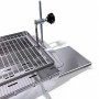 Edelstahl Mangal Schaschlickgrill mit Grillrost, Seitenablage und höhenverstellbarem Spießdreher-Mechanismus.