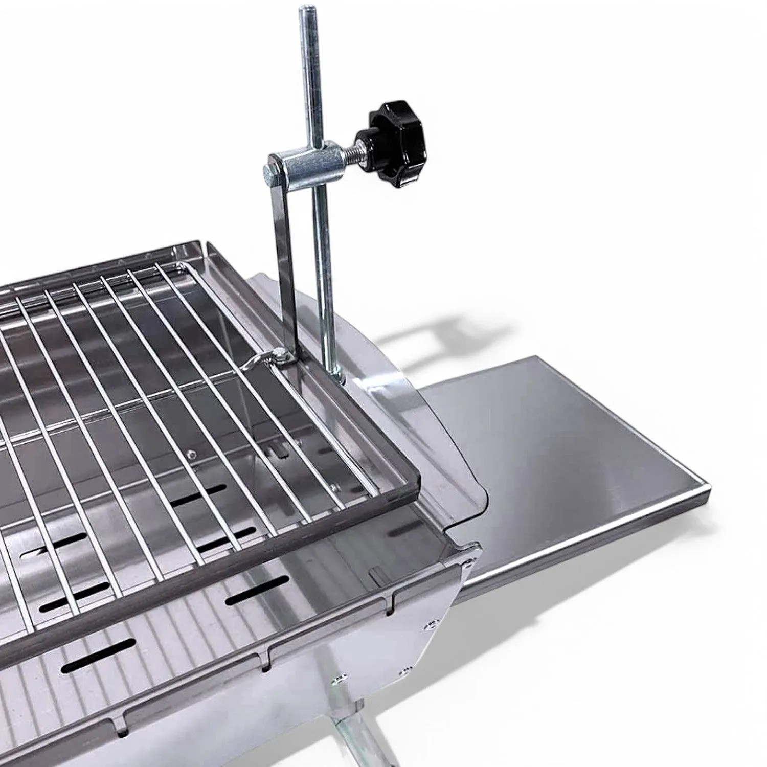 Edelstahl Mangal Schaschlickgrill mit Grillrost, Seitenablage und höhenverstellbarem Spießdreher-Mechanismus.