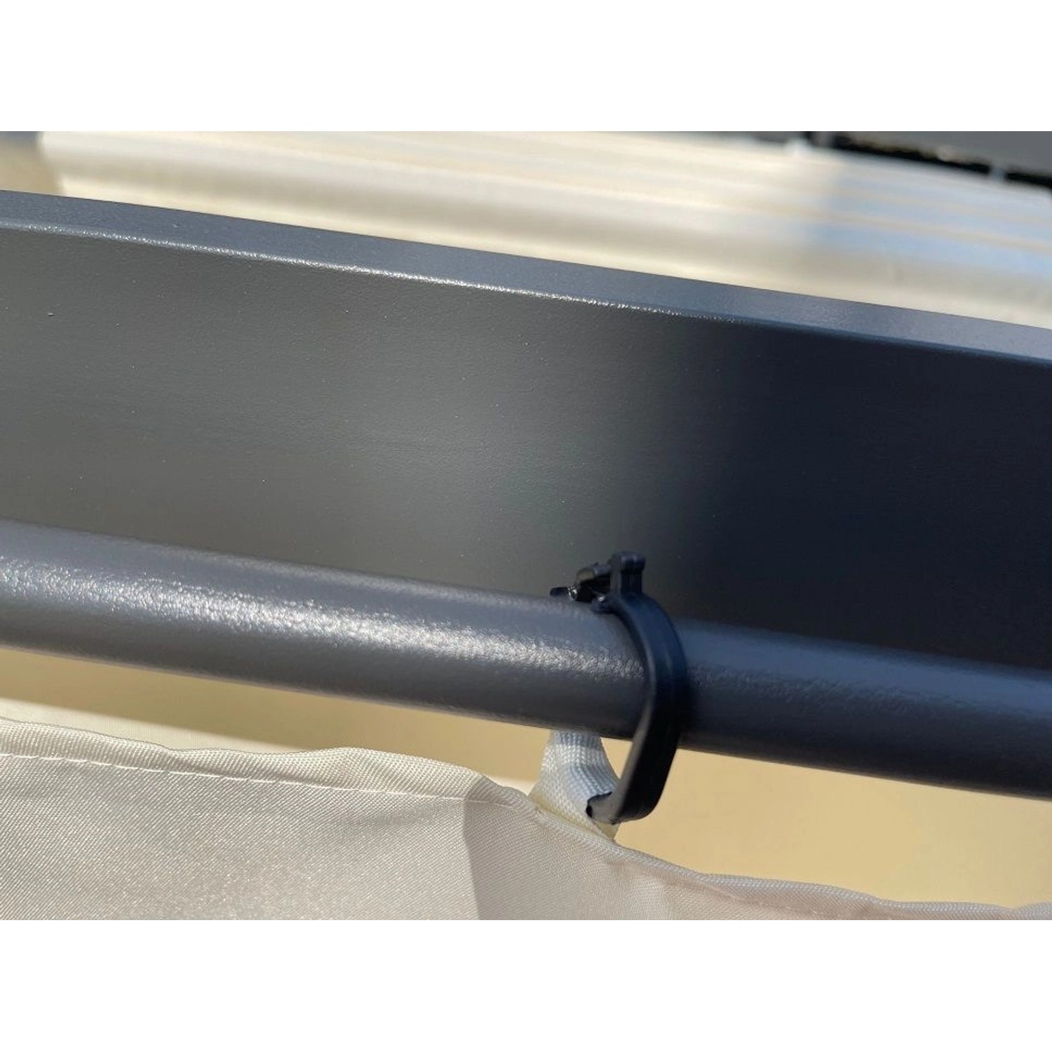 Detailaufnahme: Anthrazitfarbener Jet-Line Seitenvorhang für Pavillon Luxor/Kairo, befestigt mit Kabelbinder.